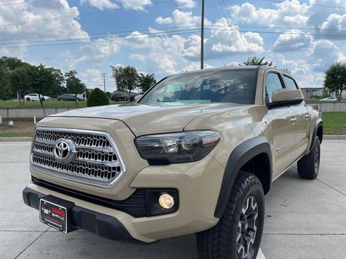 Used 2017 Toyota Tacoma TRD Off-Road w/ Tow Package (A/T) AWD/4WD image 4