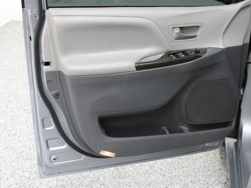 Used 2015 Toyota Sienna XLE Premium FWD image 12