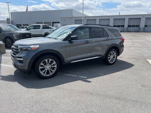 Used 2023 Ford Explorer XLT w/ Equipment Group 202A AWD/4WD image 3