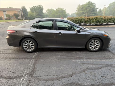 Used 2019 Toyota Camry LE FWD image 4