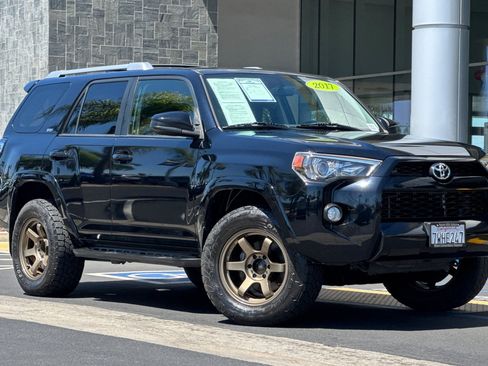 Used 2017 Toyota 4Runner SR5 w/ Convenience Package AWD/4WD image 2