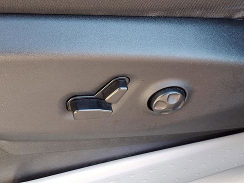 Used 2023 Chrysler Voyager LX image 5