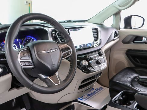 Used 2023 Chrysler Pacifica Touring-L FWD image 22