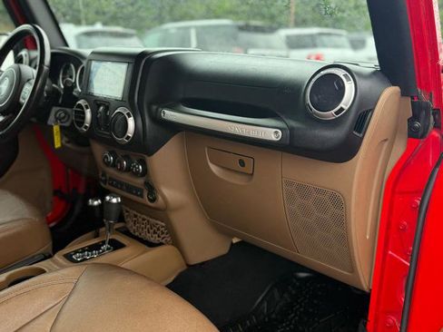 Used 2016 Jeep Wrangler Unlimited Sahara AWD/4WD image 11