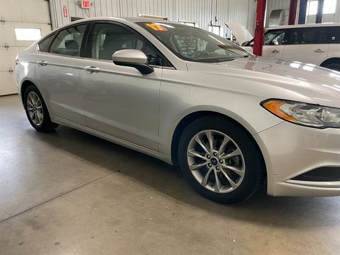 Used 2017 Ford Fusion SE FWD image 4