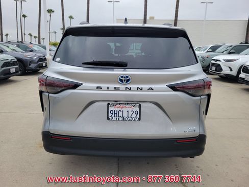 Used 2023 Toyota Sienna XLE FWD image 5