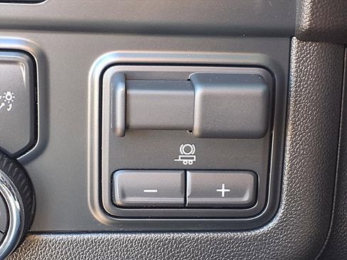 Used 2025 Chevrolet Suburban High Country image 8