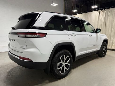Used 2025 Jeep Grand Cherokee Limited w/ Luxury Tech Group II AWD/4WD image 4