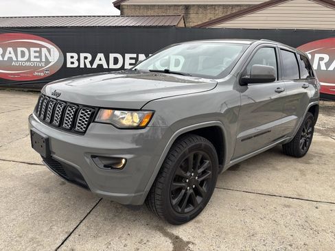 Used 2022 Jeep Grand Cherokee Laredo X image 3
