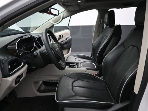 Used 2024 Chrysler Pacifica Limited w/ Trailer Tow Group image 11