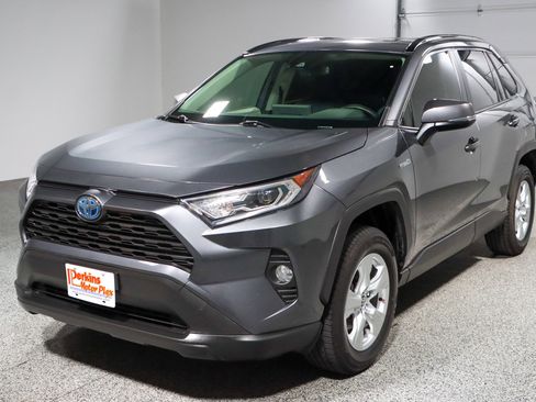 Used 2020 Toyota RAV4 XLE image 32