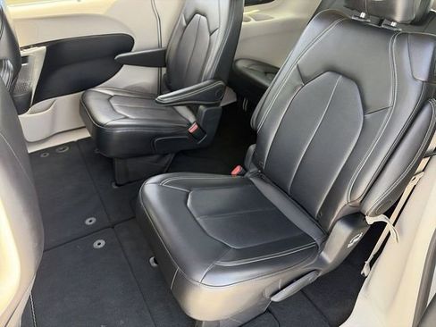 Used 2024 Chrysler Pacifica Touring-L image 15