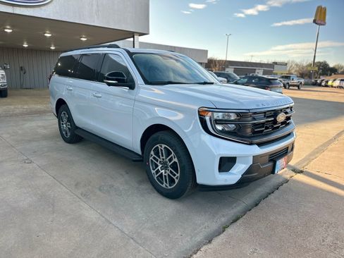 New 2025 Ford Expedition Active image 15