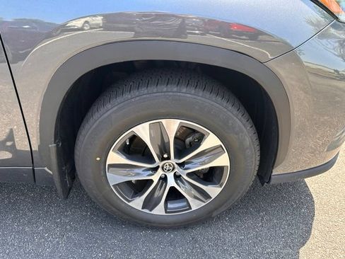 Used 2023 Toyota Highlander XLE FWD image 12