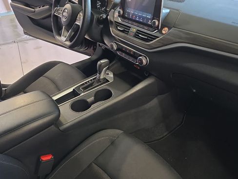 Used 2025 Nissan Altima 2.5 SV FWD image 17