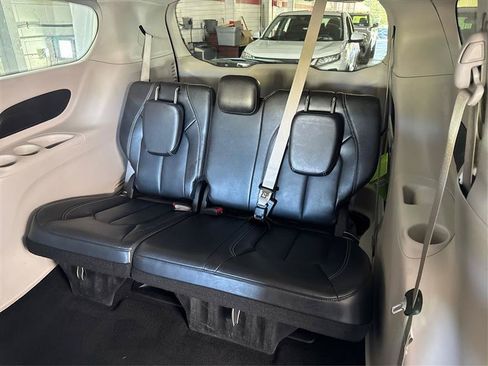 Used 2024 Chrysler Pacifica Touring-L FWD image 37