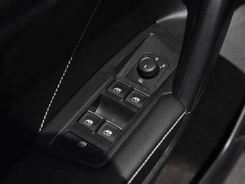 Used 2023 Volkswagen Tiguan SE R-Line FWD image 8
