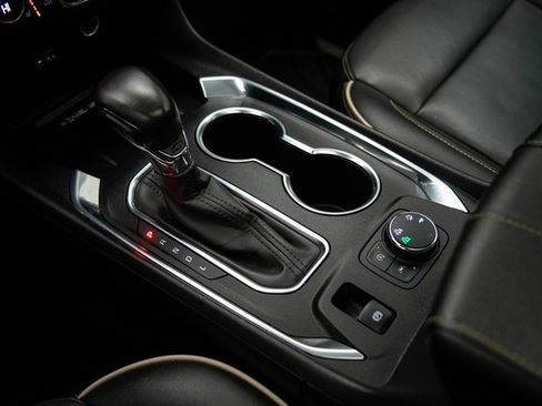 Used 2022 Chevrolet Traverse Premier w/ Redline Edition image 32