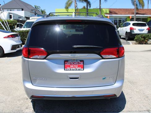 Used 2017 Chrysler Pacifica Premium image 4