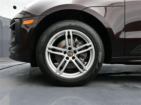 Certified 2022 Porsche Macan image 6