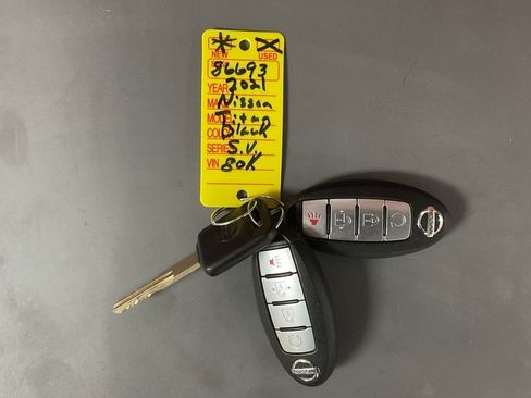 Used 2021 Nissan Titan SV w/ SV Convenience Package image 21