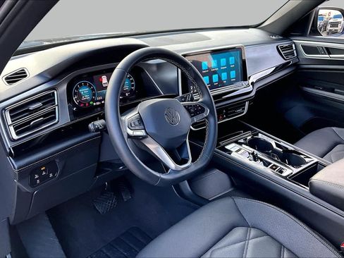 Used 2024 Volkswagen Atlas Cross Sport SE FWD image 18