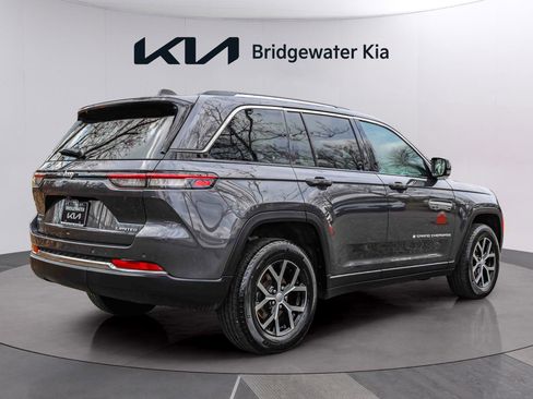 Used 2024 Jeep Grand Cherokee Limited AWD/4WD image 7