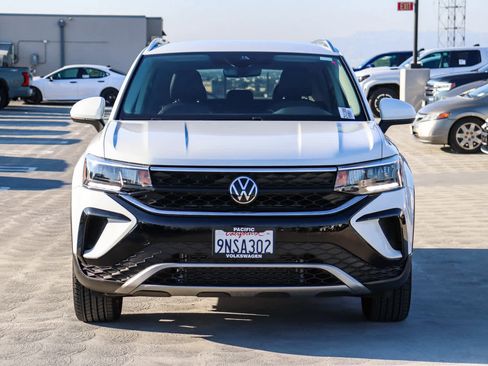 Used 2023 Volkswagen Taos SE image 2