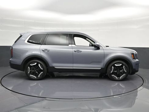 Used 2025 Kia Telluride EX FWD image 4