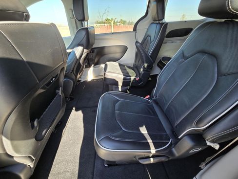 Used 2024 Chrysler Pacifica Limited image 11