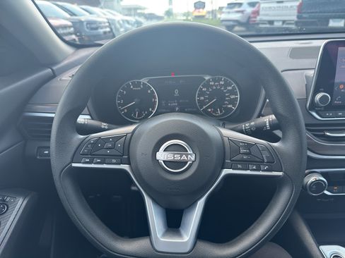 Used 2025 Nissan Altima 2.5 SV FWD image 11