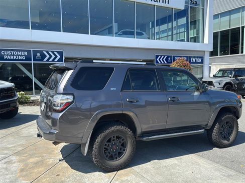 Used 2022 Toyota 4Runner SR5 Premium w/ Moonroof Package AWD/4WD image 6