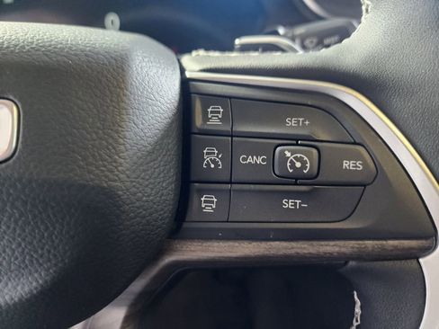 Certified 2025 Jeep Grand Cherokee L Limited w/ Black Appearance Package AWD/4WD image 23