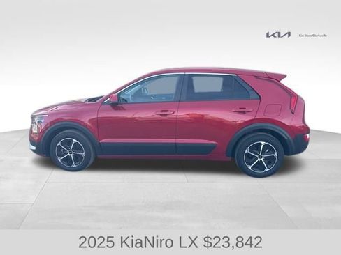 Used 2025 Kia Niro LX image 5