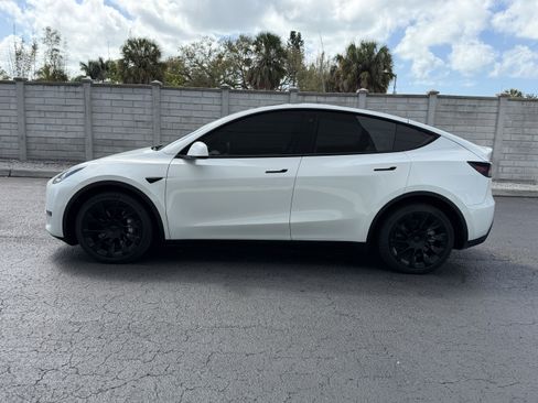 Used 2022 Tesla Model Y Long Range image 2