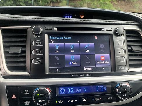 Used 2019 Toyota Highlander XLE FWD image 20