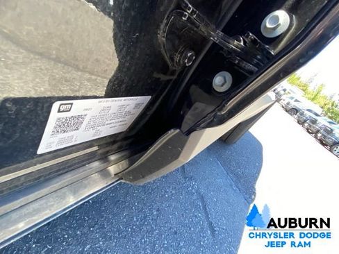 Used 2023 Chevrolet Traverse LT FWD image 36