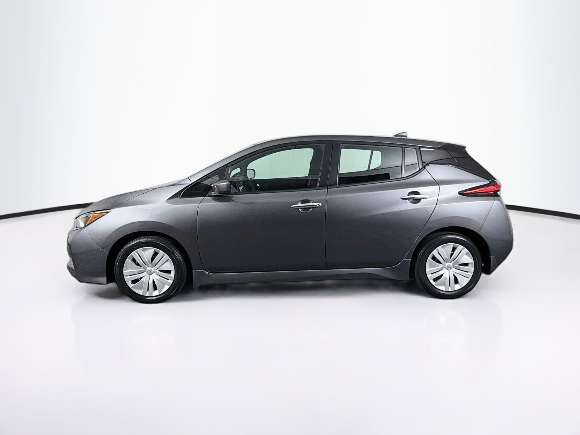Used 2025 Nissan Leaf S FWD image 4