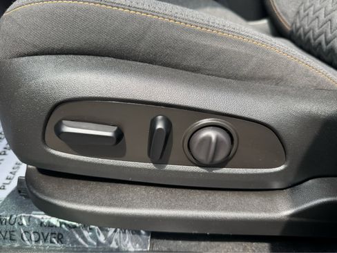 Used 2023 Chevrolet Equinox LT w/ Driver Convenience Package image 11