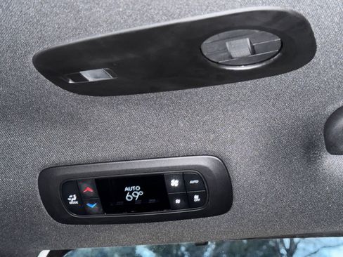 Used 2025 Chrysler Pacifica Select image 27