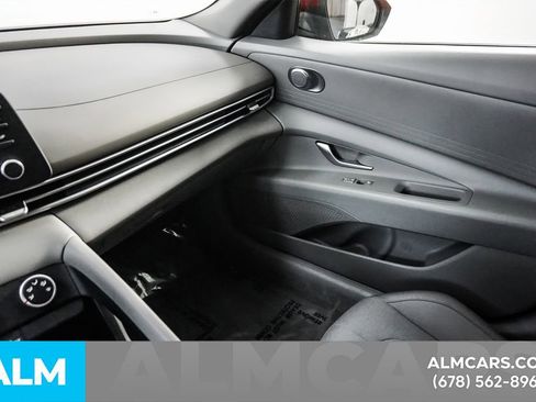 Used 2025 Hyundai Elantra SE image 38