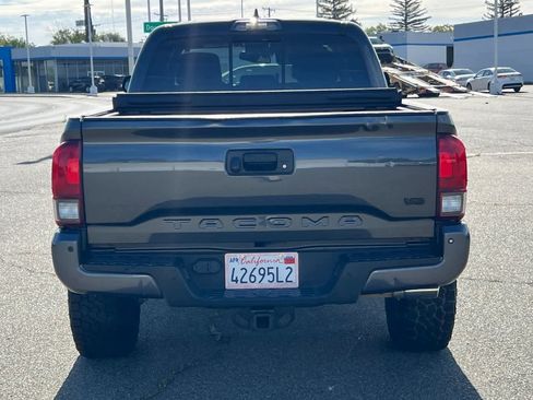 Used 2018 Toyota Tacoma TRD Sport w/ Technology Package AWD/4WD image 5
