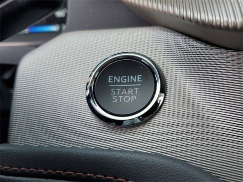 Used 2025 Ford Explorer Active w/ Active Comfort Package image 8