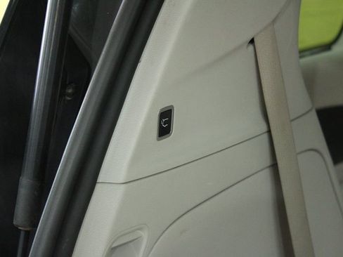 Used 2020 Chrysler Pacifica Touring-L image 15