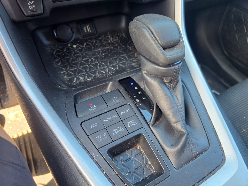 Used 2024 Toyota RAV4 LE AWD/4WD image 16