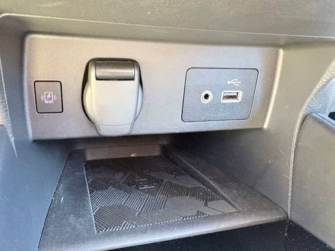 Used 2025 Nissan Versa SV FWD image 19
