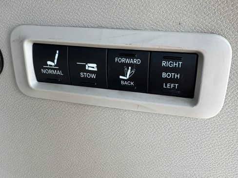 Used 2020 Chrysler Pacifica Limited FWD image 39