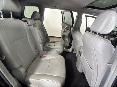 Used 2012 Toyota Highlander SE image 34