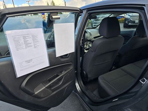 Used 2015 Ford Fiesta SE image 9