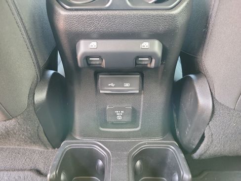 Used 2018 Jeep Wrangler Unlimited Sahara AWD/4WD image 8